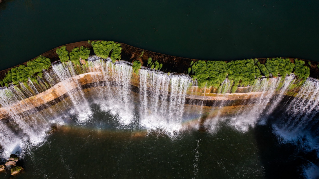 1月4日拍摄的昆明市瀑布公园一景（无人机照片）。