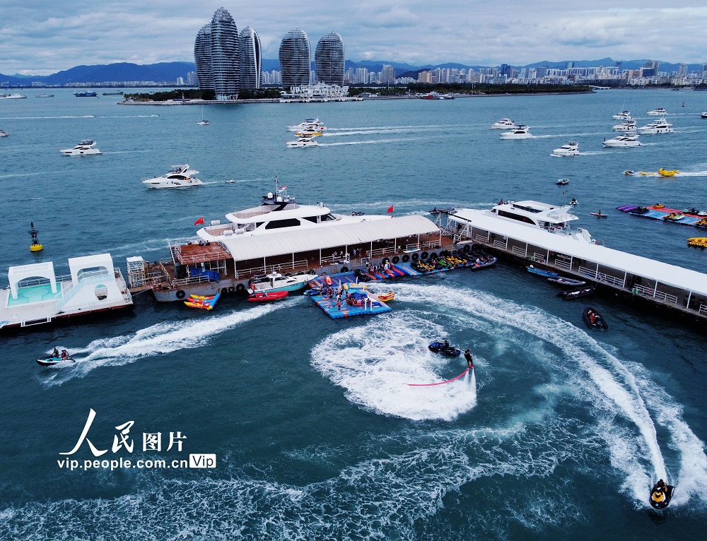 2023年1月5日，游客在三亞市小洲島海域體驗水上飛人、快艇飛馳等水上娛樂項目。