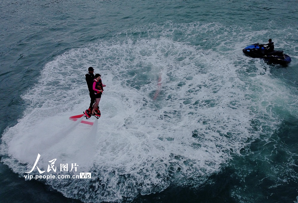 2023年1月5日，游客在三亞市小洲島海域體驗刺激的水上飛人水上娛樂項目。