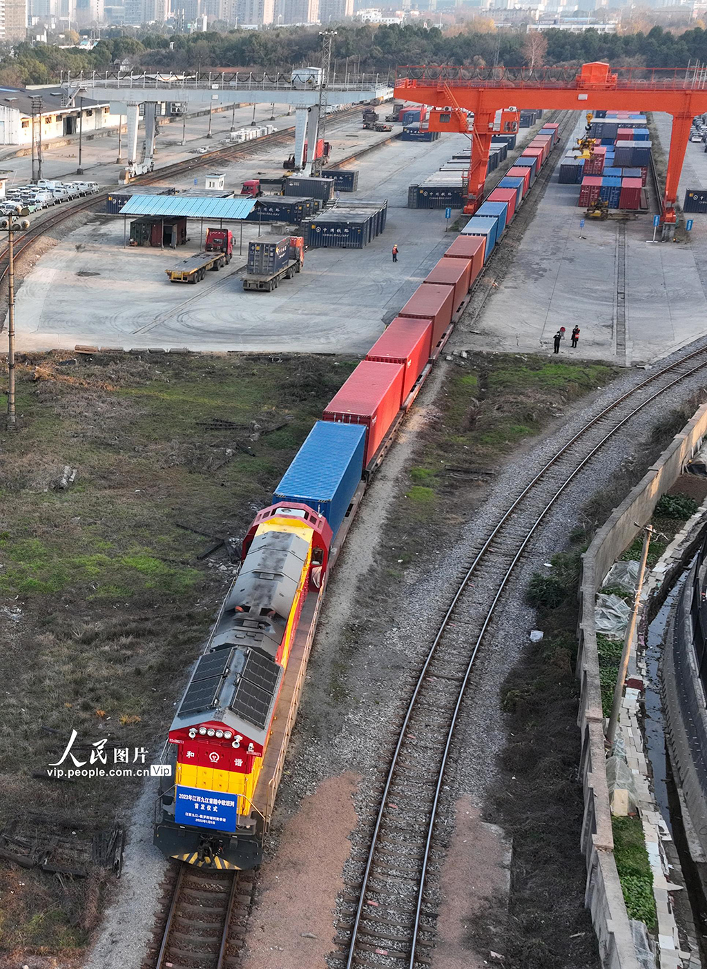 1月5日，江西九江2023年度首列发往俄罗斯谢利亚季诺的中欧班列从九江南站缓缓驶出。