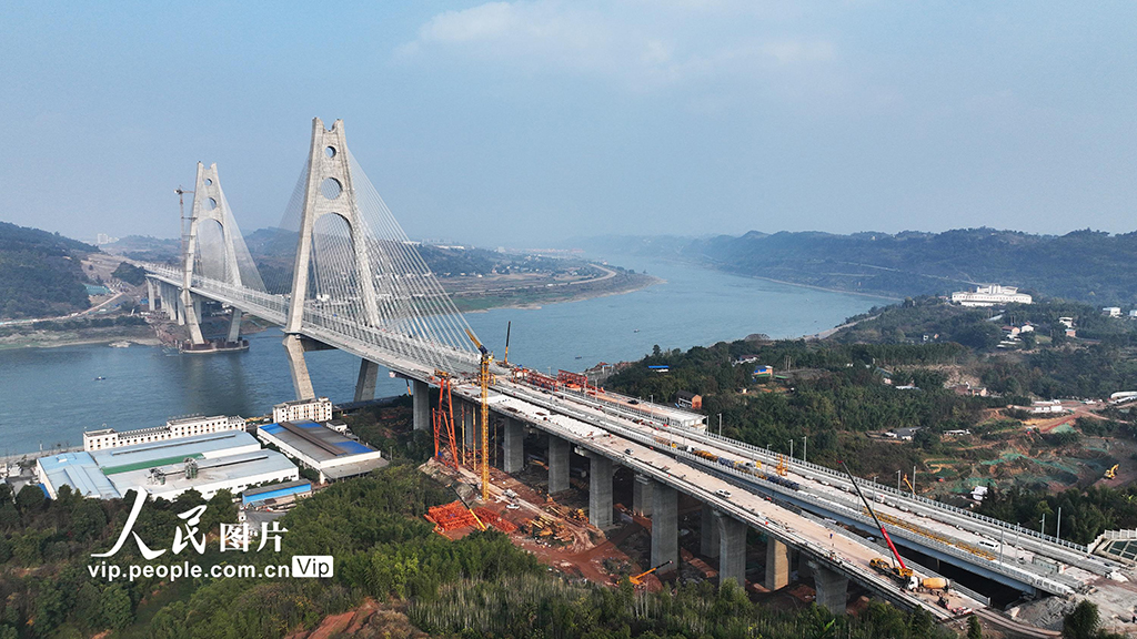 2023年1月5日，宜宾临港公铁两用长江大桥建设现场。