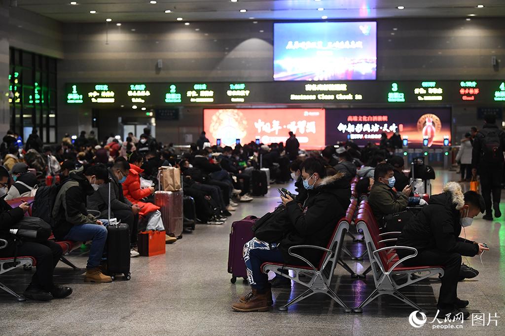 2023年春運大幕正式拉開，北京地區首趟春運列車的旅客在候車室內等候檢票。人民網記者 於凱攝
