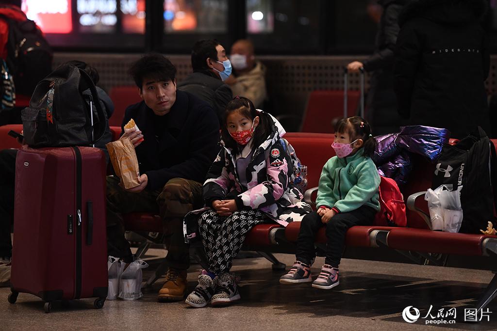 2023年春運大幕正式拉開，北京地區首趟春運列車的旅客在候車室內等候檢票。人民網記者 於凱攝