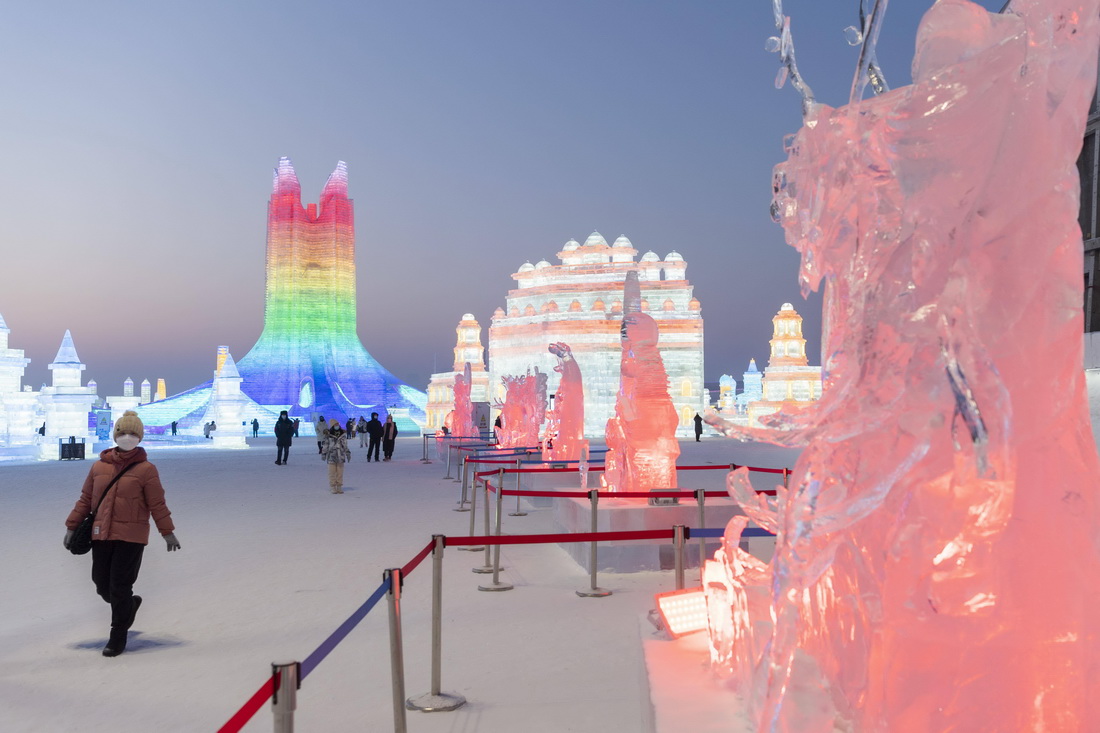 1月5日，游客在哈尔滨冰雪大世界园区欣赏冰雕作品。新华社记者 谢剑飞 摄