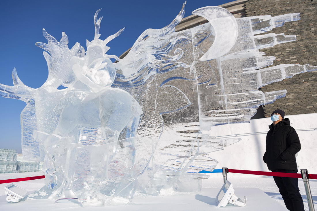 1月5日，在哈尔滨冰雪大世界园区，评委观看参赛冰雕作品。新华社记者 谢剑飞 摄