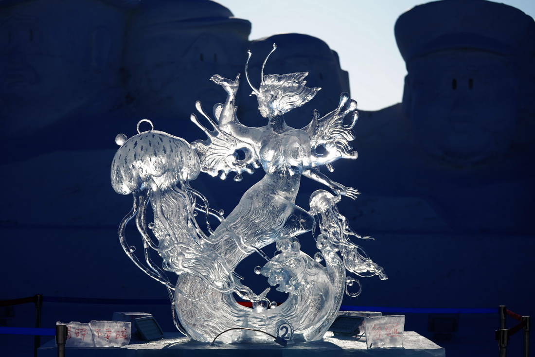 这是在比赛中获得二等奖的冰雕作品《舞者》（1月5日摄）。 新华社记者 王建威 摄