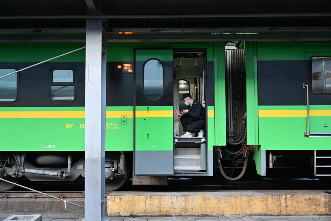 1月7日，在中國鐵路南昌局集團有限公司福州車輛段，工作人員在檢修“綠巨人”列車的車身車門部件。