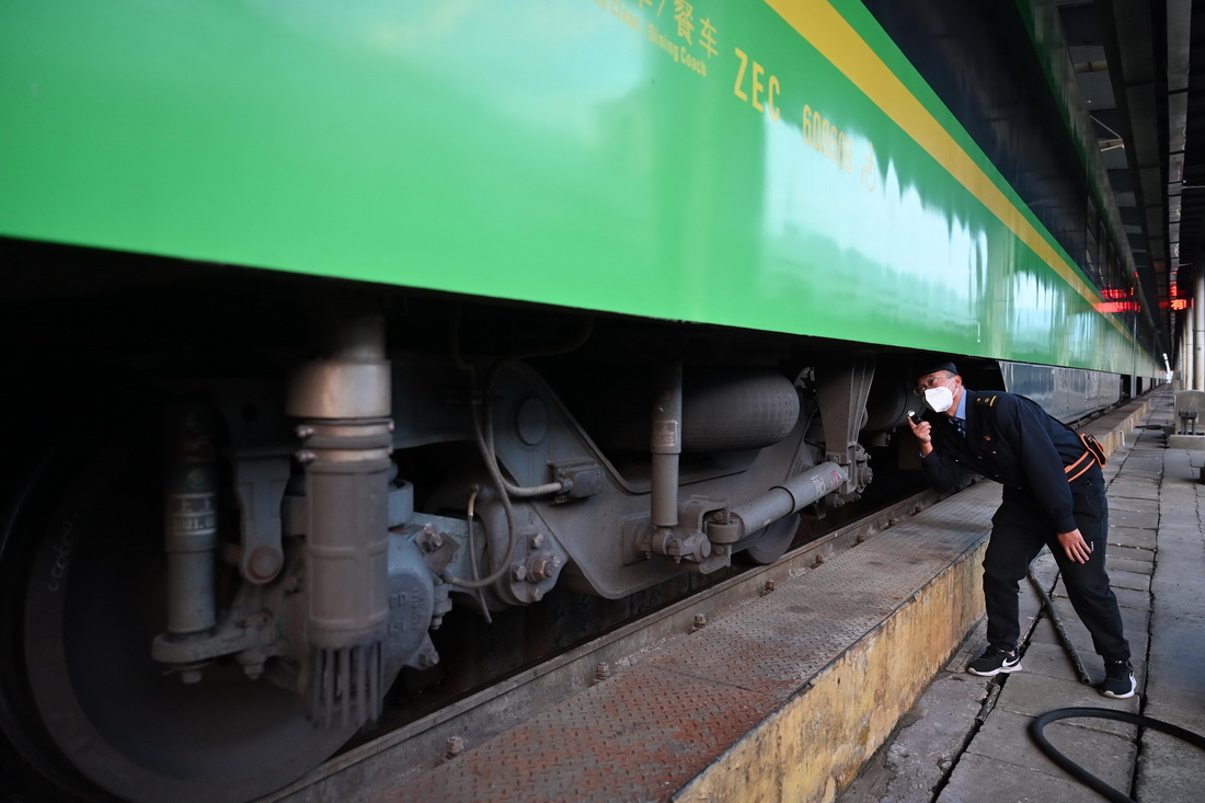 1月7日，在中國鐵路南昌局集團有限公司福州車輛段，工作人員在檢查“綠巨人”列車的車輪部件。
