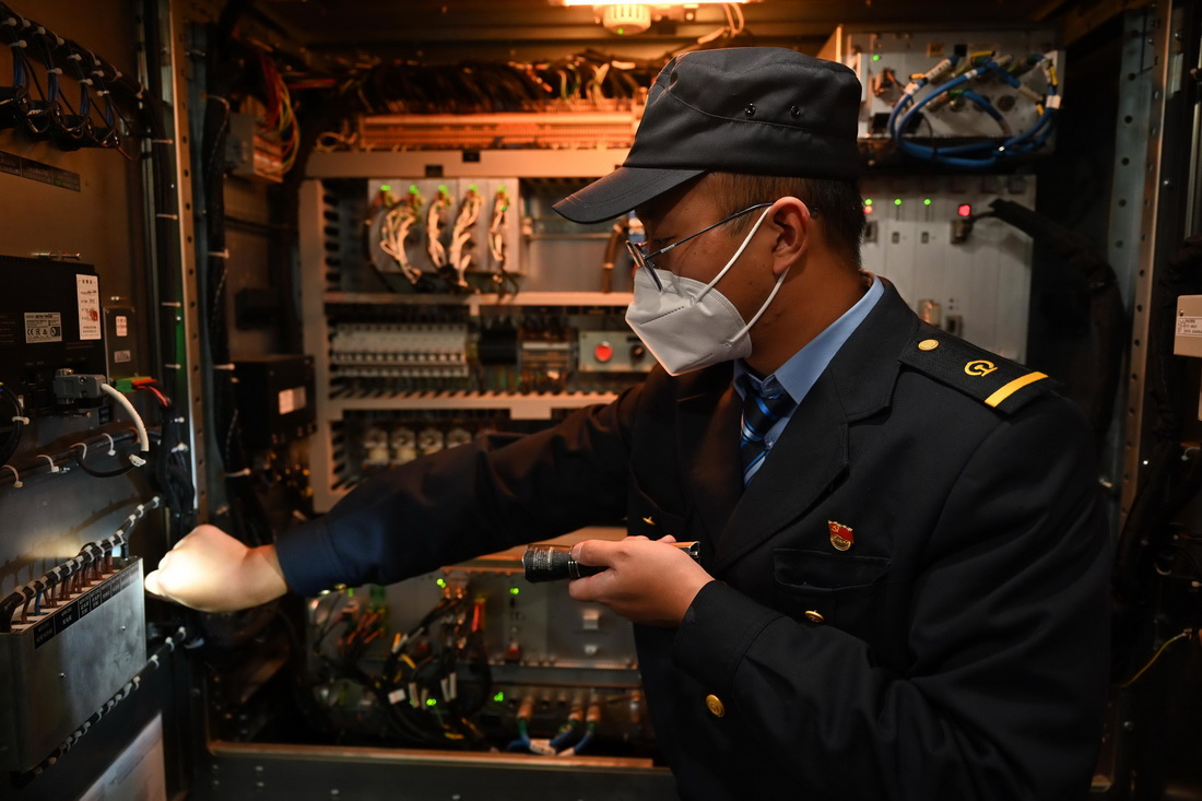 1月7日，在中國鐵路南昌局集團有限公司福州車輛段，工作人員在檢修“綠巨人”列車的配電間設備。
