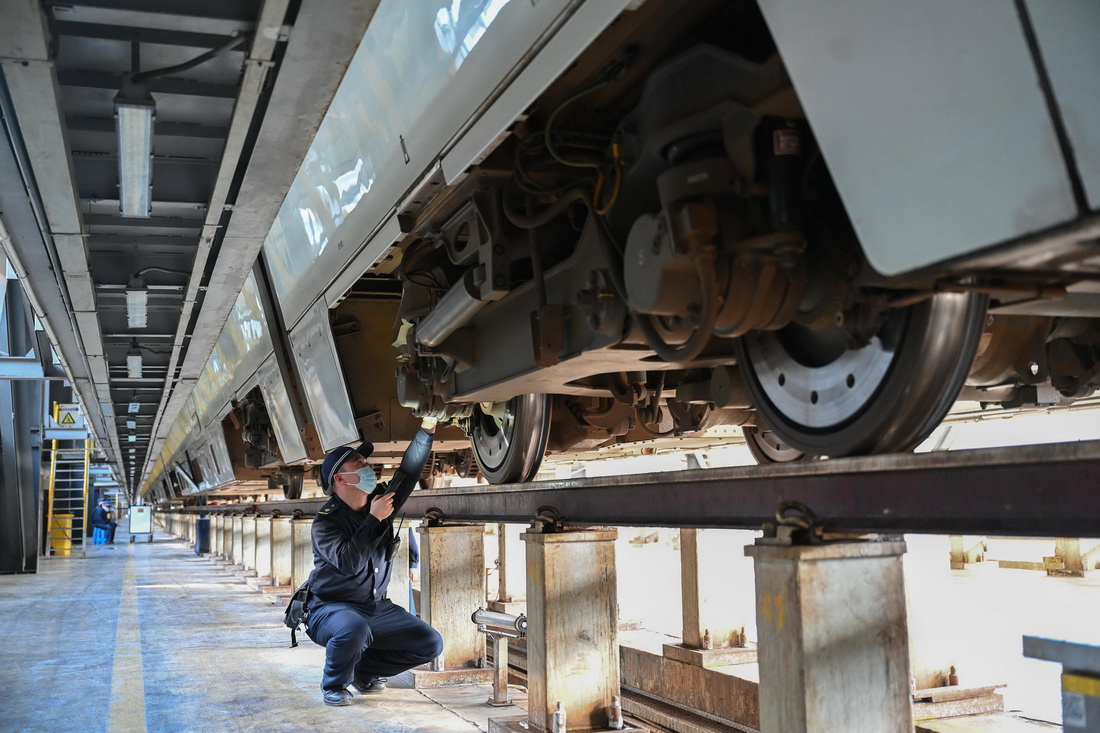 1月7日，在中國鐵路南昌局集團有限公司福州動車段，工作人員在檢修動車組列車的車輪部件。