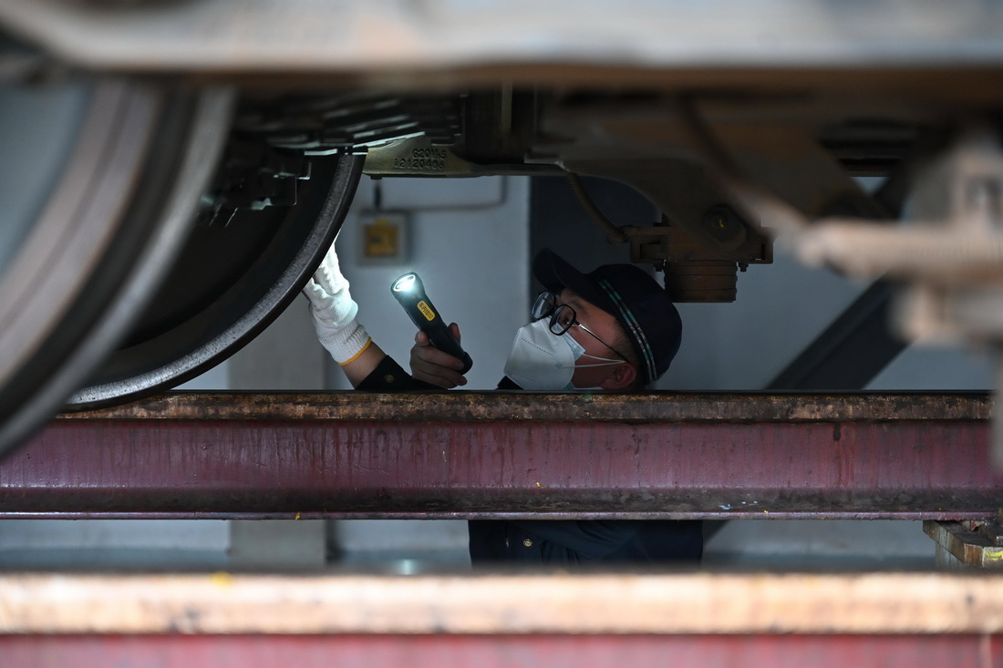 1月7日，在中國鐵路南昌局集團有限公司福州動車段，工作人員在檢修動車組列車的車輪部件。