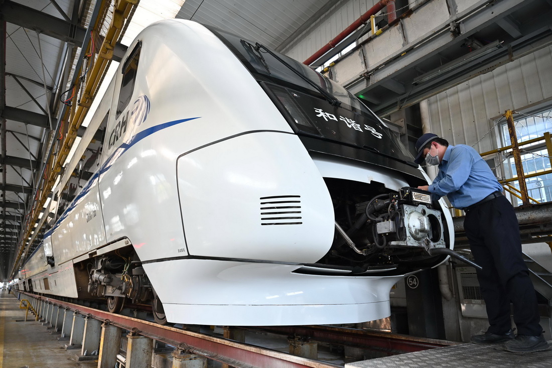 1月7日，在中國鐵路南昌局集團有限公司福州動車段，工作人員在檢修動車組列車的車頭部件。