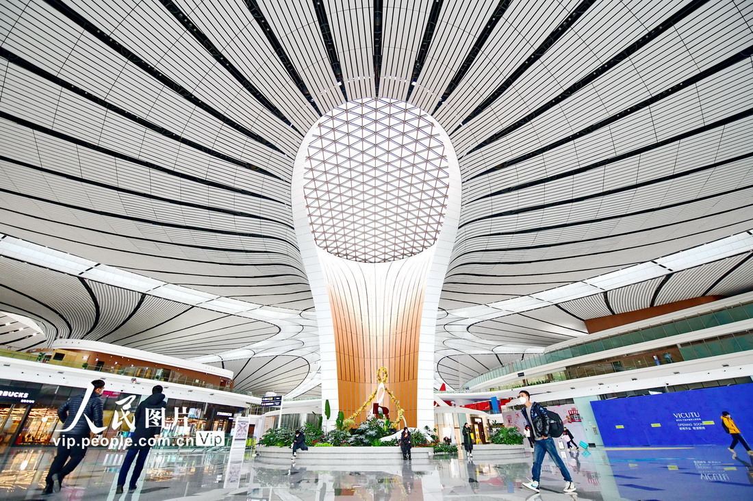 2023年1月7日，大兴国际机场航站楼国内出发层，乘客步行前往登机口。