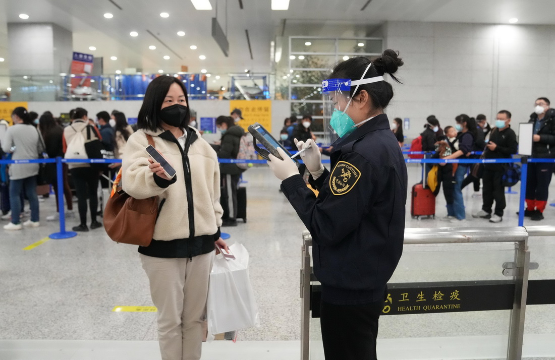 1月8日，浦東機場海關工作人員對一名入境旅客進行人員信息核查。