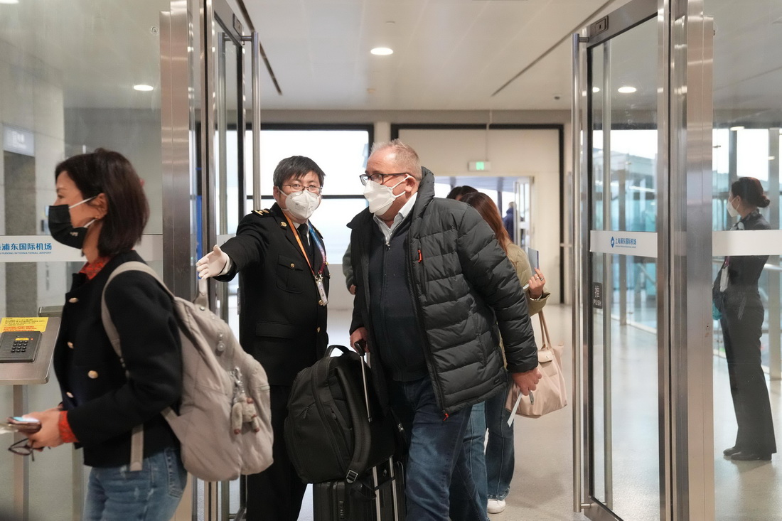 1月8日，入境旅客抵達上海浦東國際機場。