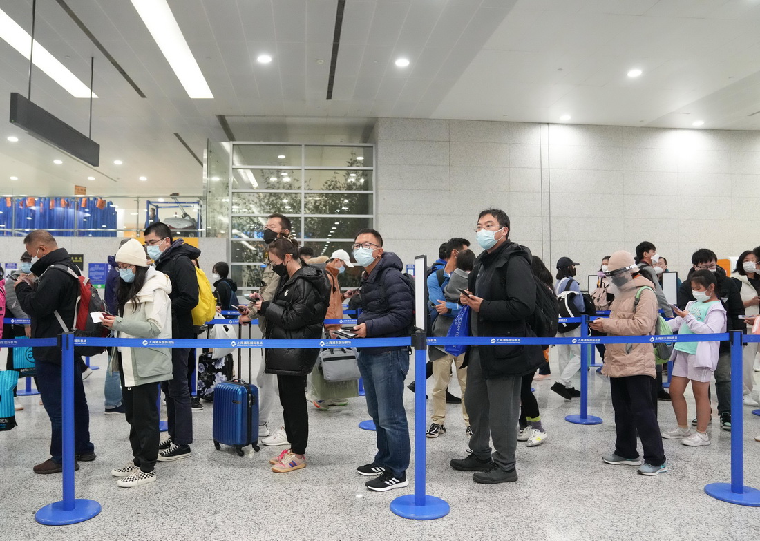 1月8日，在上海浦東國際機場，旅客排隊等待辦理入境手續。