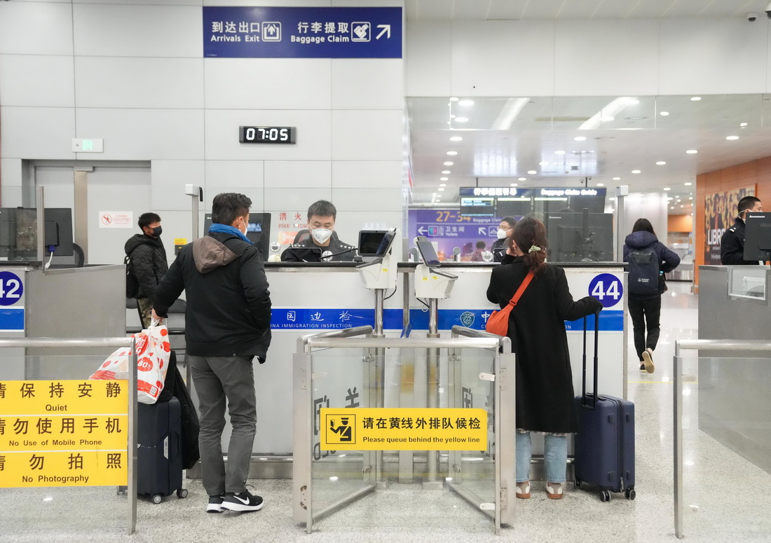 1月8日，在上海浦東國際機場，旅客辦理入境手續。