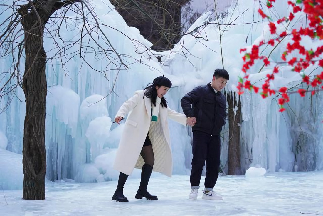 1月9日，游客在邢台天河山景區冰瀑景觀附近游玩。