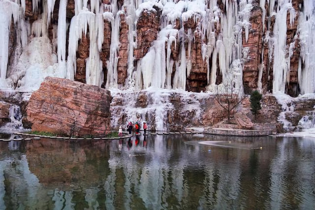 1月9日，游客在邢台天河山景區觀賞冰瀑。