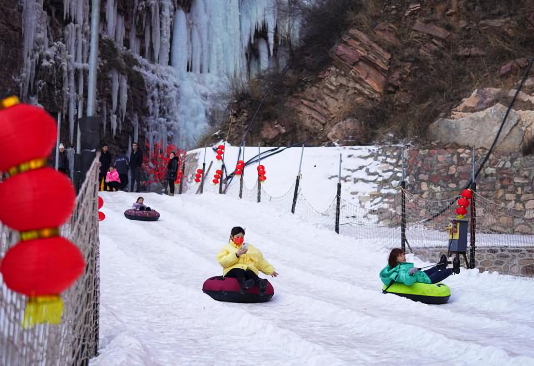 1月9日，游客在邢台天河山景區體驗雪圈。