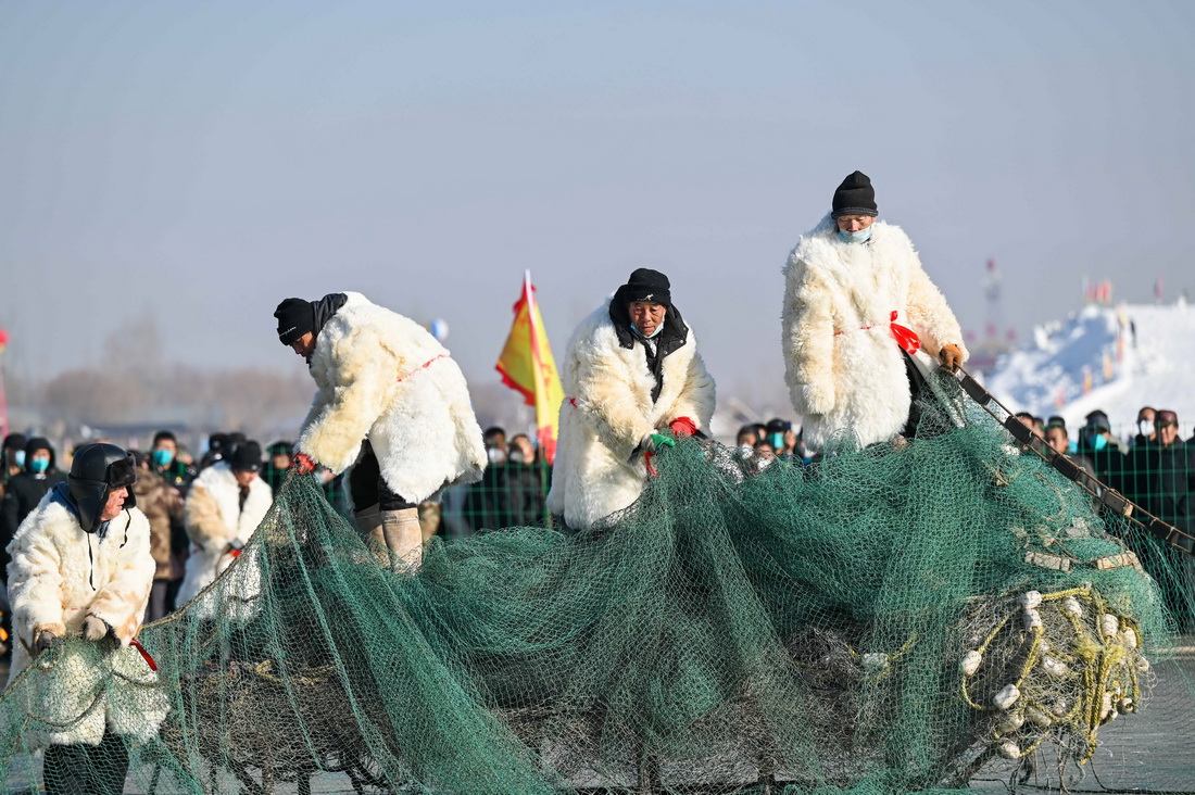 1月9日，在土默特左旗哈素海，漁民在收網。