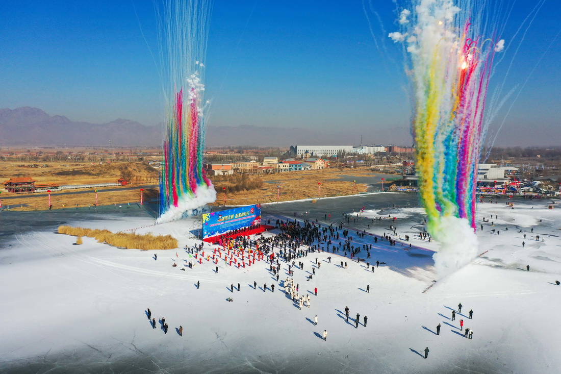 这是土默特左旗哈素海首届冬捕节的活动现场（1月9日摄，无人机照片）。