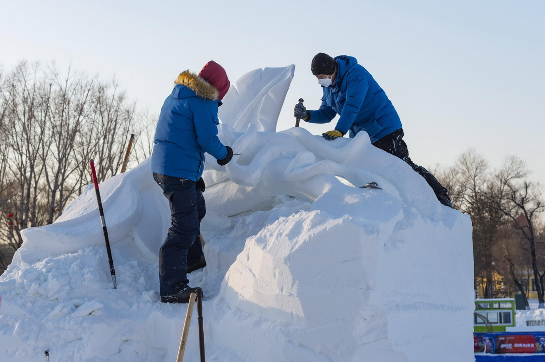 1月10日，在哈尔滨太阳岛雪博会园区，参赛选手进行雪雕创作。