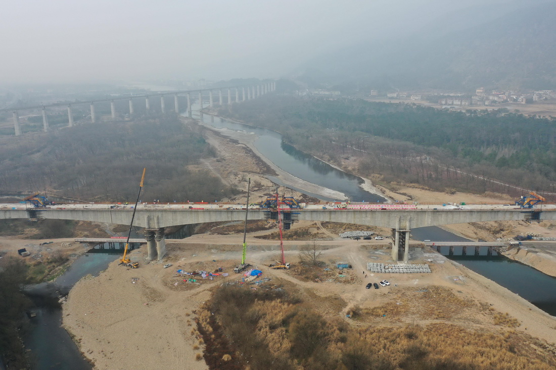 1月10日拍摄的杭温铁路仙居特大桥五连跨刚构连续梁（无人机照片）。该连续梁同时上跨既有公路线、县道和溪流。