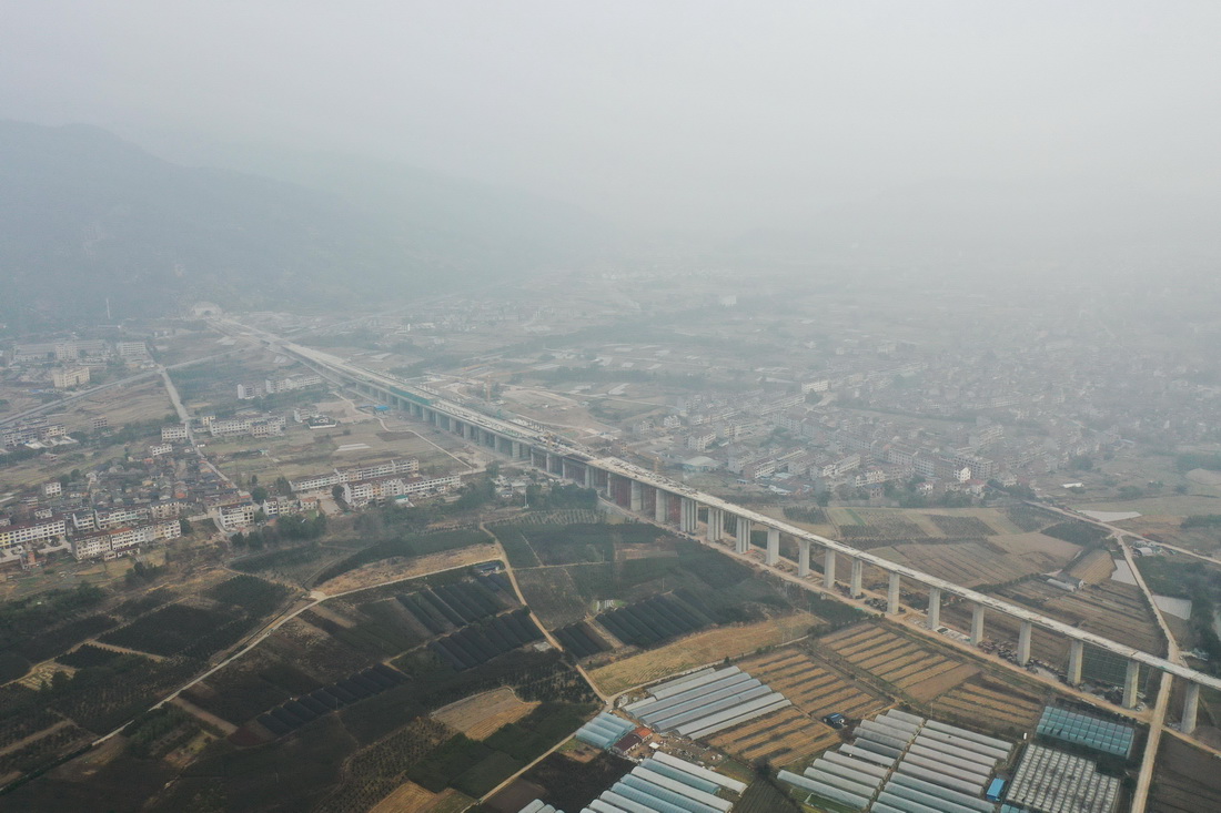 1月10日拍摄的建设中的杭温铁路仙居特大桥（无人机照片）。