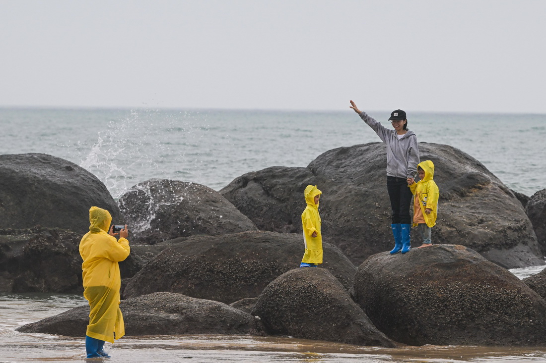 游客在海南文昌淇水灣游玩（1月9日攝）。新華社記者 蒲曉旭 攝
