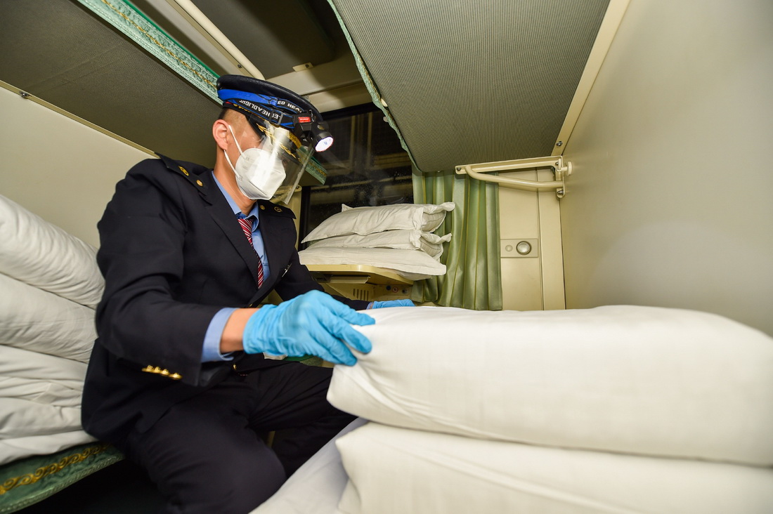 1月10日，在呼和浩特客運段整備旅服車間，列車員為列車換上干淨臥具。
