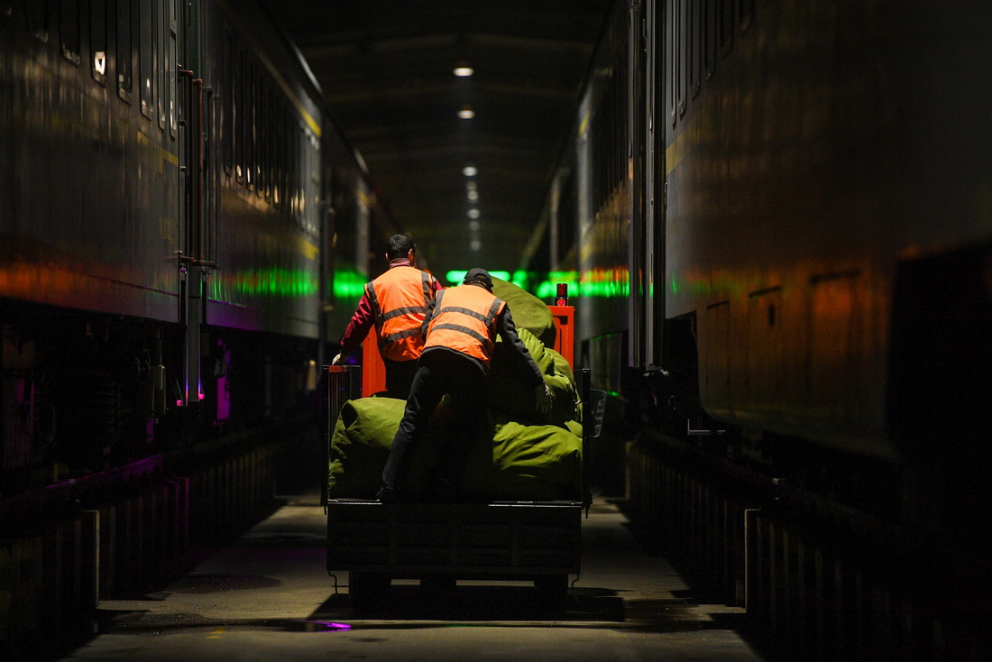 1月10日，工作人員在呼和浩特客運段整備旅服車間收取列車臥具，准備送去清洗。