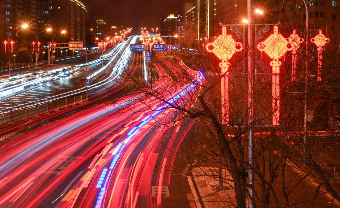 北京木樨地橋和復興門外大街兩側的“中國結”燈飾（1月14日攝）。