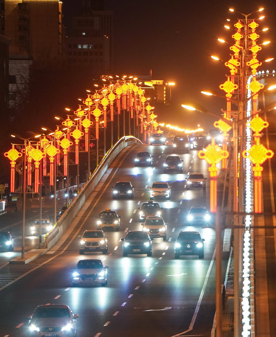 北京木樨地桥上挂满“中国结”灯饰（1月14日摄）。