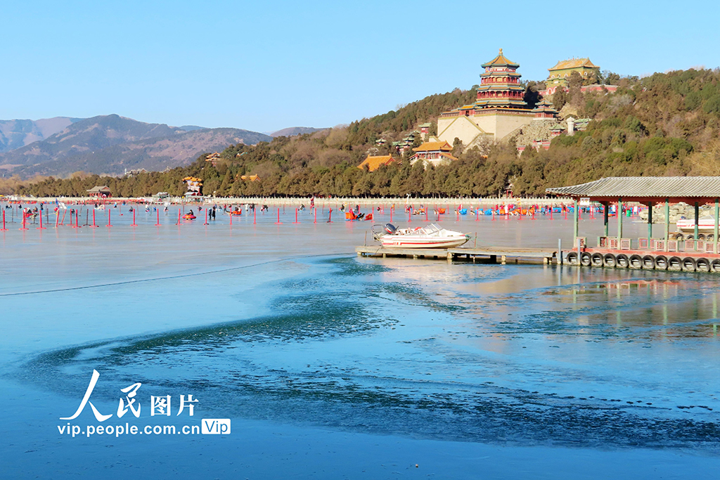 北京：颐和园冰场成游客畅滑的乐园【2】