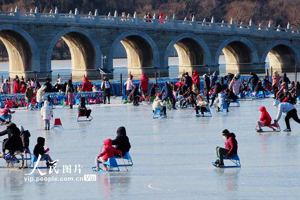 北京：颐和园冰场成游客畅滑的乐园【4】