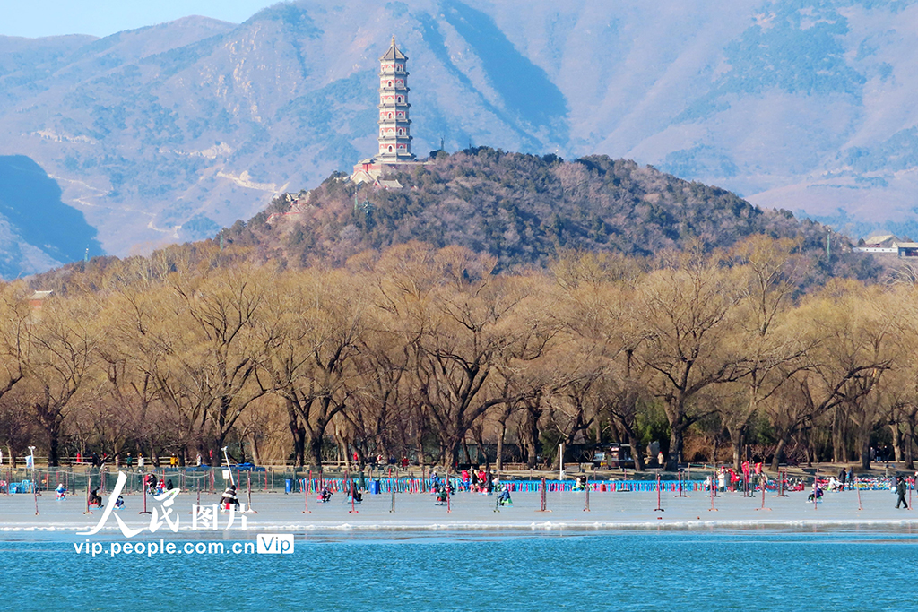 北京：颐和园冰场成游客畅滑的乐园【5】