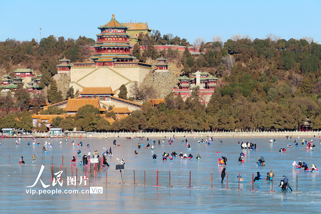 北京：颐和园冰场成游客畅滑的乐园【6】