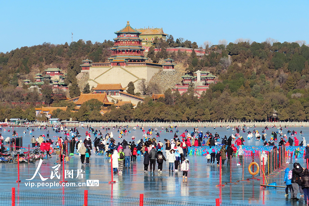 北京：颐和园冰场成游客畅滑的乐园【8】