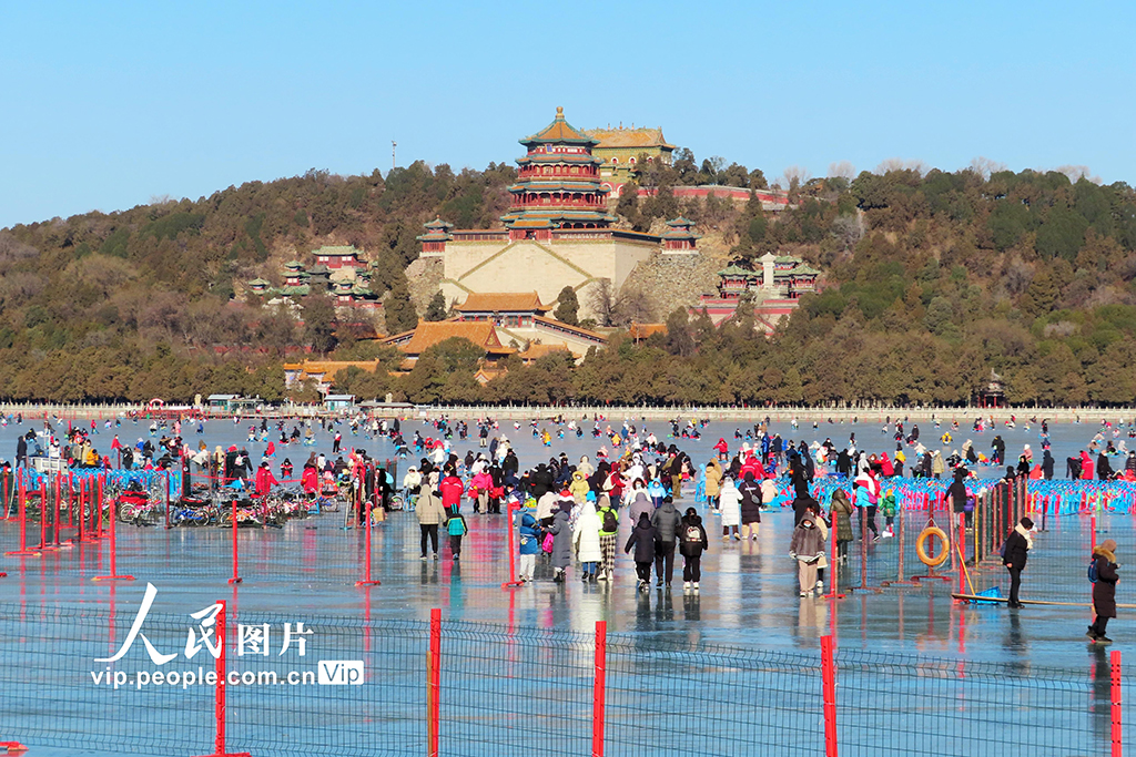 北京：颐和园冰场成游客畅滑的乐园【7】