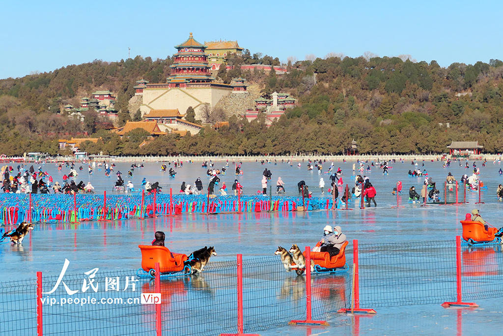 北京：颐和园冰场成游客畅滑的乐园【9】