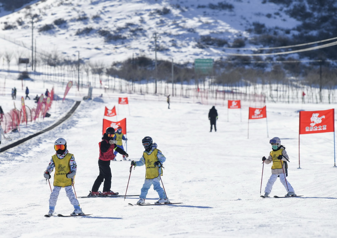 在新疆白雲國際滑雪場上，小朋友們跟隨教練學習滑雪技能（1月13日攝）。