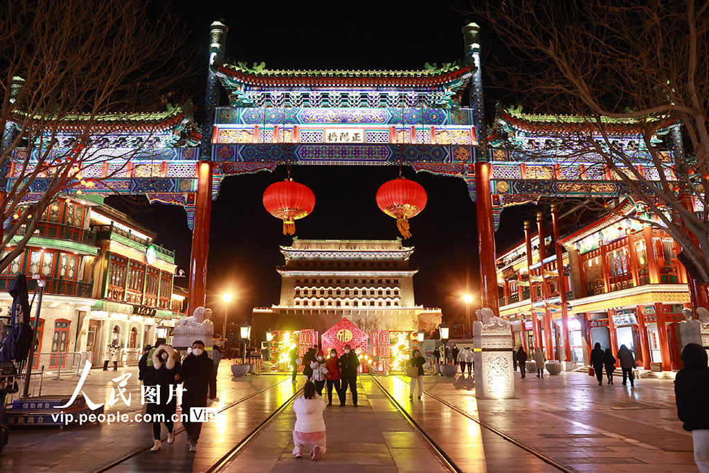 北京前门大街流光溢彩迎春节