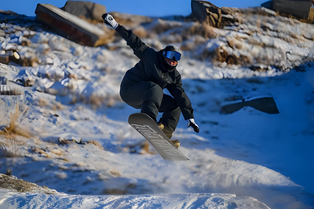 1月14日，布赫·巴雅爾在練習滑雪技巧。新華社記者 彭源 攝