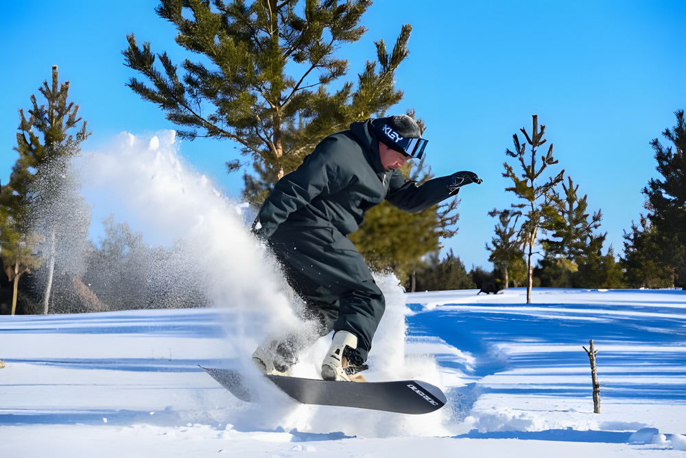 1月15日，布赫·巴雅爾在練習滑雪技巧。新華社記者 彭源 攝