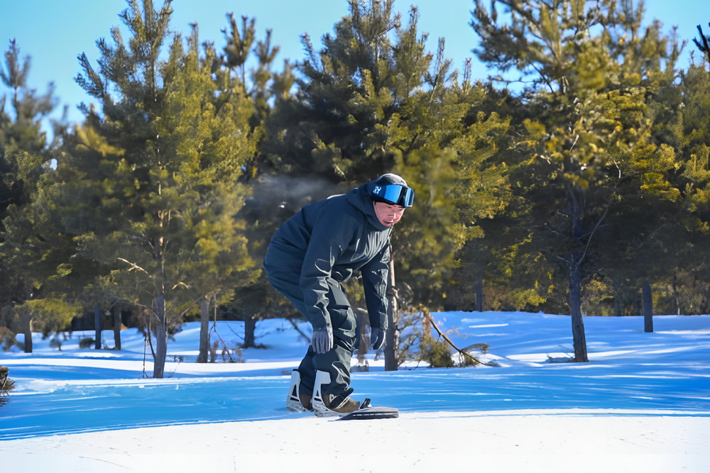 1月15日，布赫·巴雅爾在天然雪場裡滑行。新華社記者 彭源 攝