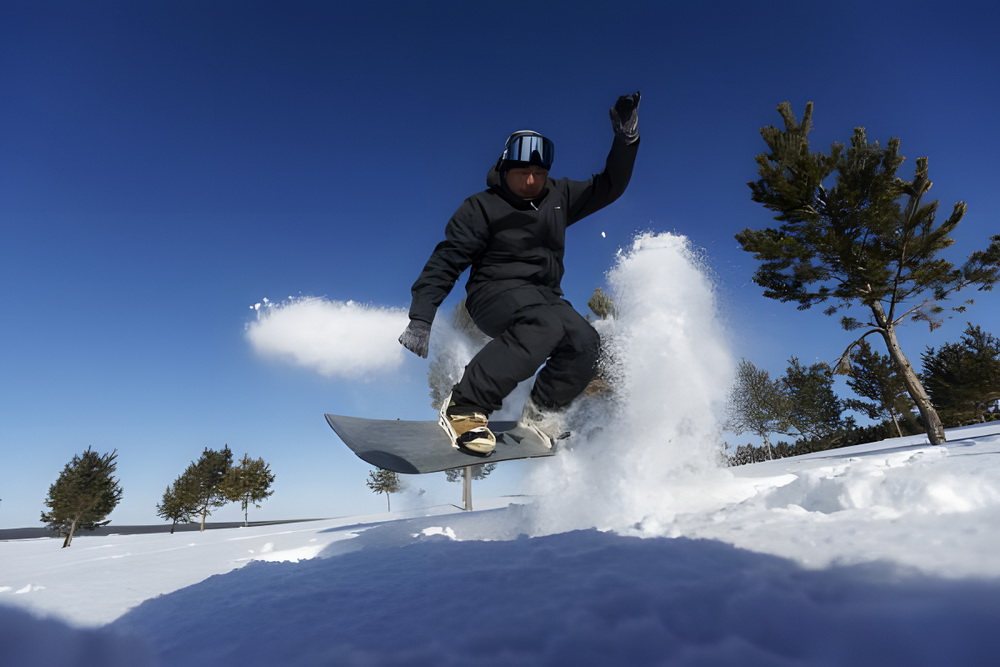 1月15日，布赫·巴雅爾在練習滑雪技巧。新華社記者 費茂華 攝