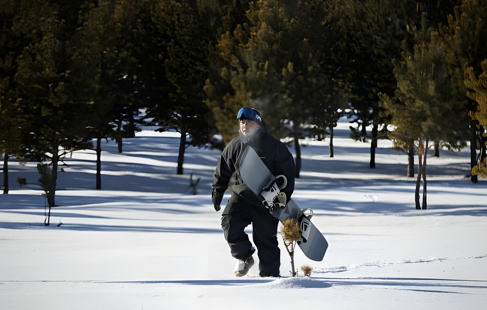 1月15日，布赫·巴雅爾走在天然雪場中。新華社記者 費茂華 攝