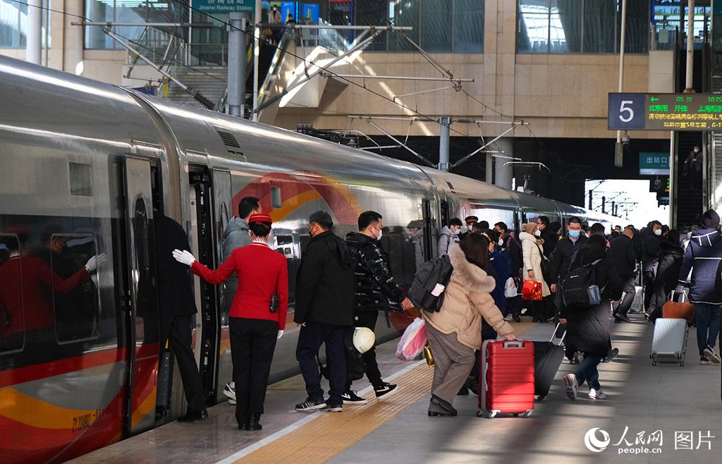 1月18日，乘坐G5次復興號智能動車組列車的旅客在濟南西站上下車。