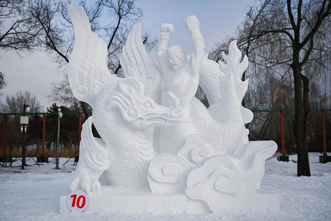1月18日拍攝的第二十九屆全國雪雕比賽二等獎作品《黑龍傳說》。